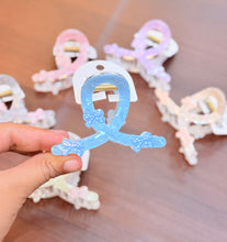 Load image into Gallery viewer, Bow Claw Clip
