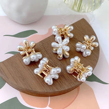 Load image into Gallery viewer, Mini Pearl Flower Clips
