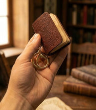 Load image into Gallery viewer, Harry Potter Mini Vintage Notebook Keychain
