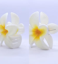 Load image into Gallery viewer, White Flower Claw Clip

