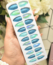 Load image into Gallery viewer, Glitter + Holographic Nails 24pcs (Almond Shaped)
